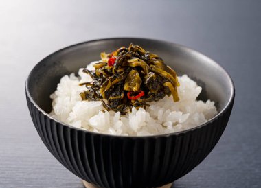 Hardal yeşilliklerinden yapılmış Japon usulü bir turşu.