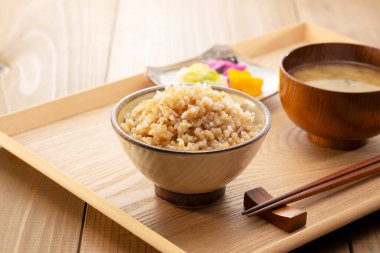 Miso Çorba ve Turşulu Masada Taze Pişmiş Kahverengi Pirinç, Japon Kahvaltı Konsepti