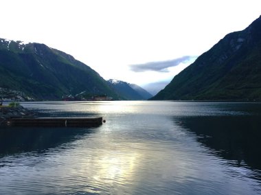 Bir dağ gölündeki rıhtım açık havada dağların arasında.