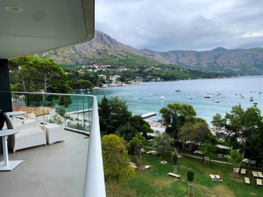 Otelden körfeze, dağlarla, yatlarla, doğa manzarası.