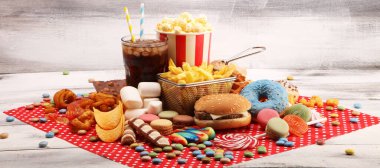 Sağlıksız ürünler. Yemek vücut, deri, kalp ve dişler için kötüdür. Fast karbonhidrat besin çeşitleri. 