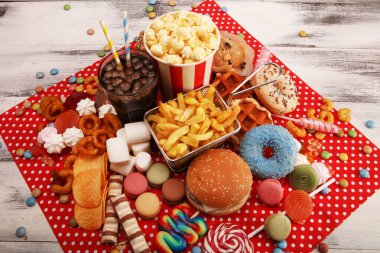 Sağlıksız ürünler. Yemek vücut, deri, kalp ve dişler için kötüdür. Fast karbonhidrat besin çeşitleri. 