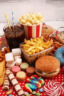 Sağlıksız ürünler. Yemek vücut, deri, kalp ve dişler için kötüdür. Fast karbonhidrat besin çeşitleri. 