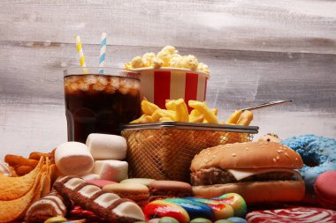 Sağlıksız ürünler. Yemek vücut, deri, kalp ve dişler için kötüdür. Fast karbonhidrat besin çeşitleri. 