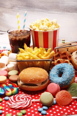 Sağlıksız ürünler. Yemek vücut, deri, kalp ve dişler için kötüdür. Fast karbonhidrat besin çeşitleri. 