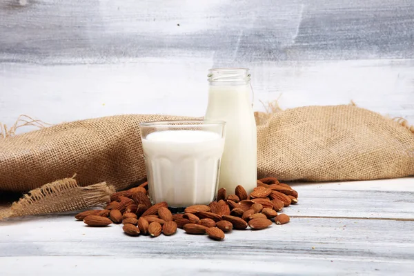 Alternative Milchsorten Vegane Milchersatzmilch Mandeln lizenzfreie Stockbilder
