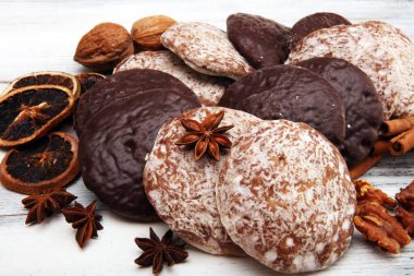 Lebkuchen ve Aachener Printen gibi tipik Alman zencefilli ekmekleri. Beyaz arka planda baharatlı Noel kurabiyeleri