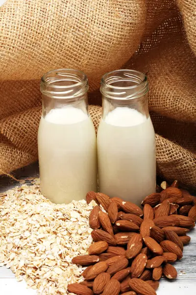 代替ミルクの種類 ビーガンは乳製品を代替する アーモンドとオート ロイヤリティフリーのストック画像