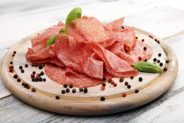 Dünn Geschnittene Salami Köstliche Snack Rustikale Salami Auf Hölzernem Weißen lizenzfreie Stockfotos