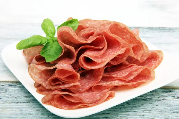 Dünn Geschnittene Salami Köstliche Snack Rustikale Salami Auf Hölzernem Weißen Stockbild