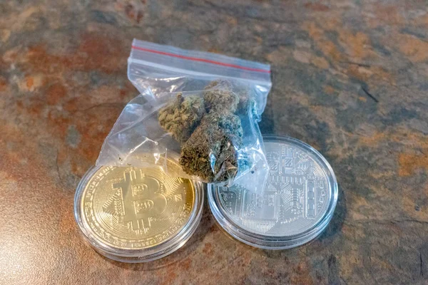 Cryptocurrency Moneta Oro Fisica Bitcoin Con Segno Blu Sulla Cannabis — Foto Stock