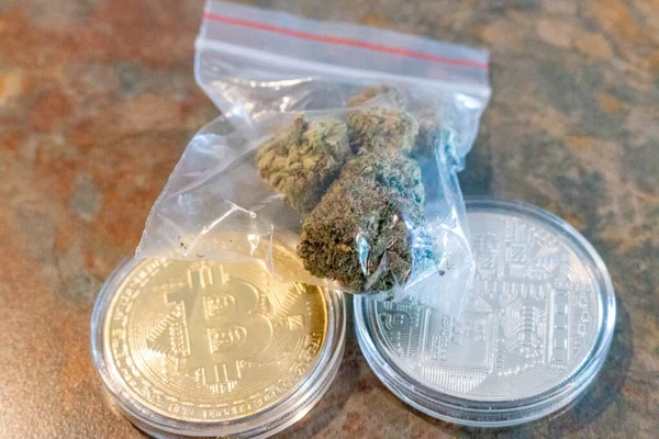 Cryptocurrency Moneta Oro Fisica Bitcoin Con Segno Blu Sulla Cannabis — Foto Stock