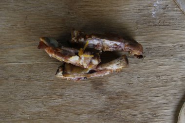 Tahtada füme balık.