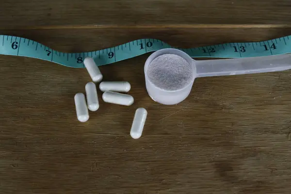 Pillen Tabletten Maßband Löffel Weißer Hintergrund — Stockfoto