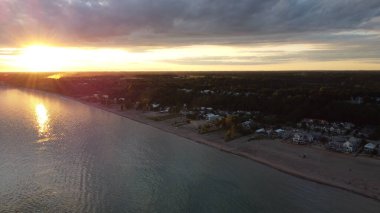 Baltık Denizi 'nin hava aracı görüntüsü yazın gün batımında.