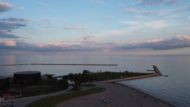 Denizin üzerinde güzel bir gün batımı