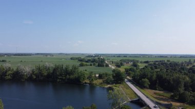 Yazın nehrin havadan görünüşü