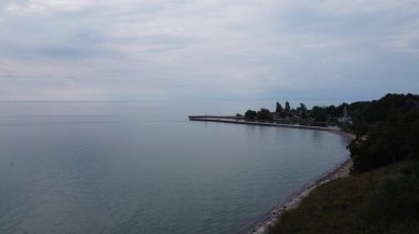 Yükseklerden deniz manzarası.