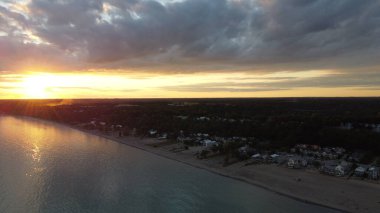 Baltık Denizi 'ndeki kumsalın hava aracı görüntüsü. Baltık denizinde gün batımı