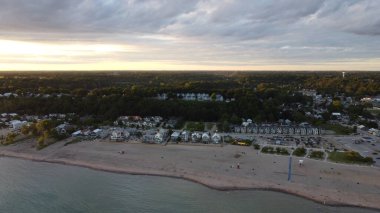 Baltık Denizi 'nde küçük bir plajı olan küçük bir kasabanın hava manzarası.