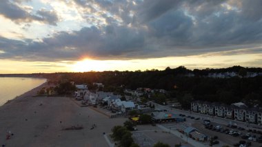 Güneşin doğuşundaki kumsalın havadan görünüşü.