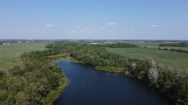 Yaz nehri manzarası, hava aracı manzarası, güneşli bir gün.