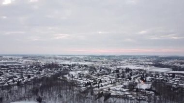 Kırsaldaki kış ormanının havadan görünüşü