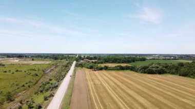 Kırsaldaki çayırlarda ve otlaklarda bir yolun havadan görünüşü