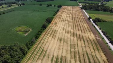 Tarımsal ekinlerin ve traktörün hava manzarası