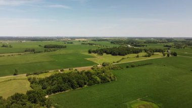 Yazın çayırların ve tarlaların havadan görünüşü