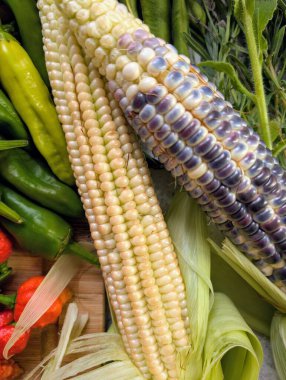 Piyasada taze mısır ve diğer yiyecekler