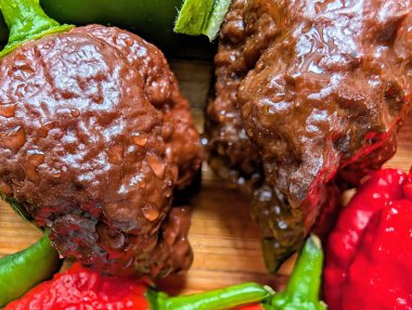 Beyaz arka planda ızgara sebze ve baharatlar.