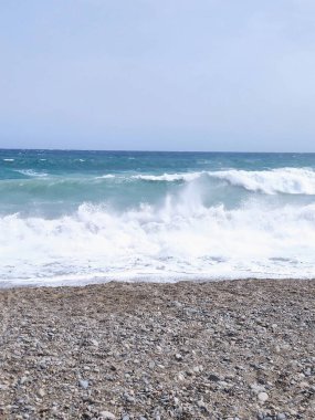 Okyanus Dalgaları ve Gündüz Çakıl Sahili Huzurlu Kıyı Sahnesi