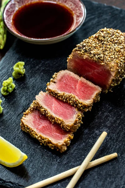 Vertical Close Appetizing Sesame Crusted Tuna Steak Medium Rare Yellow — Stock Photo, Image