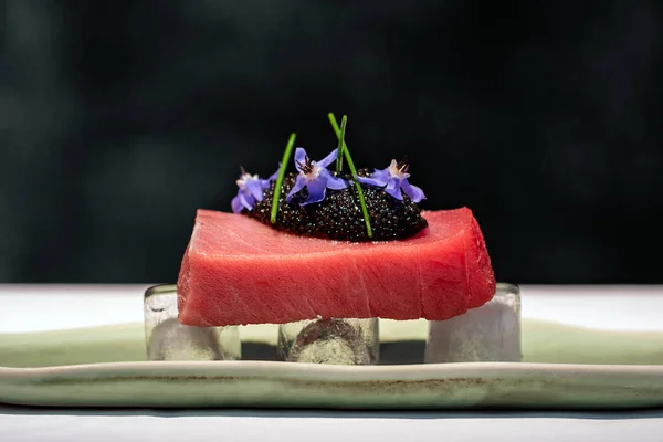 Extrem Närbild Blåfenad Tonfisk Portion Med Beluga Kaviar Mot Mörk — Stockfoto