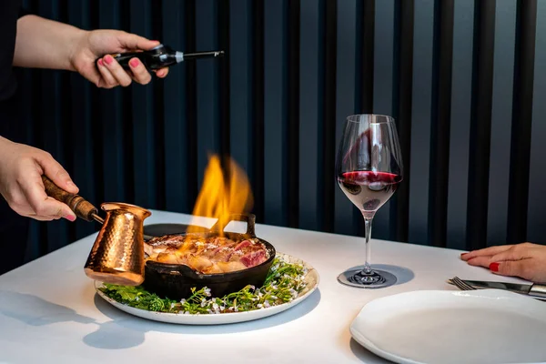 Gros Plan Chef Préparant Steak Flambe Aloyau Bœuf Table Dans — Photo