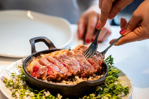 Närbild Servitrisen Som Serverar Aptitretande Wagyu Stek Vid Bordet Restaurang — Stockfoto