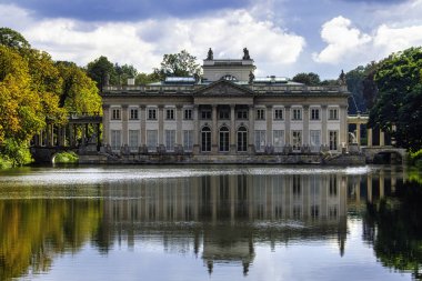 20 Eylül 2022 'de Polonya' nın Varşova kentinde bulunan Kraliyet Hamamları Parkı 'ndaki Hamamı veya Su üzerindeki Saray olarak da bilinir.