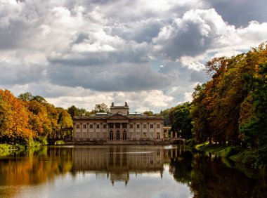 20 Eylül 2022 'de Polonya' nın Varşova kentinde bulunan Kraliyet Hamamları Parkı 'ndaki Hamamı veya Su üzerindeki Saray olarak da bilinir.