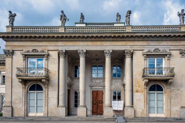 20 Eylül 2022 'de Polonya' nın Varşova kentinde bulunan Kraliyet Hamamları Parkı 'ndaki Hamamı veya Su üzerindeki Saray olarak da bilinir.