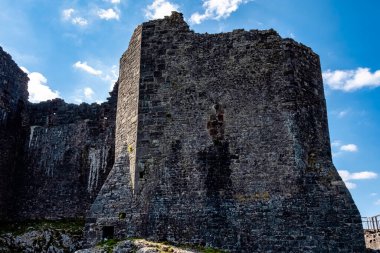 Cennen Nehri 'ne bakan Carreg Cennen Şatosu 17 Nisan 2021' de yıkıldı - Llandeilo, Carmarthenshire, Galler, İngiltere