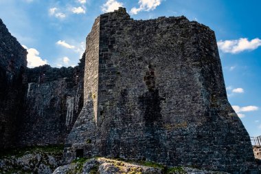 Cennen Nehri 'ne bakan Carreg Cennen Şatosu 17 Nisan 2021' de yıkıldı - Llandeilo, Carmarthenshire, Galler, İngiltere