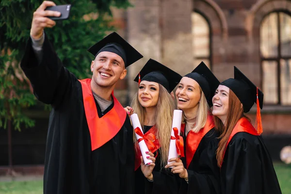 Educação Graduação Tecnologia Conceito Pessoas Grupo Estudantes Felizes Placas Argamassa — Fotografia de Stock
