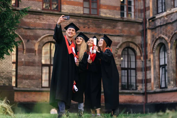 Grupo Estudantes Felizes Vestes Solteiro Com Diplomas Tirar Uma Selfie — Fotografia de Stock