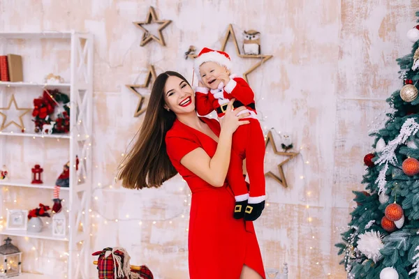 Mam Houdt Haar Zoon Haar Armen Hebben Plezier Baby Kerstmankostuum — Stockfoto