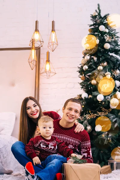 Família Feliz Olhando Para Câmera Fundo Árvore Natal Olhar Família — Fotografia de Stock