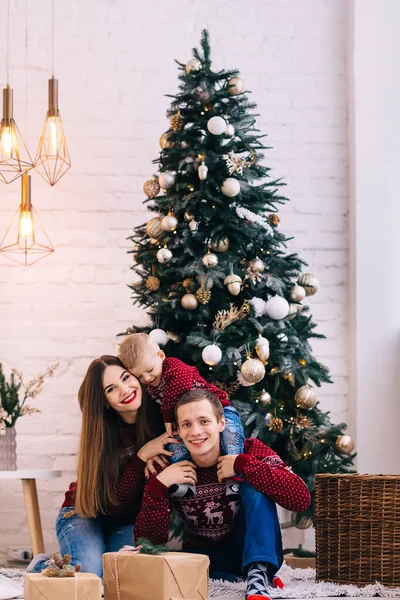 Family Beautiful Sweaters Sits Christmas Tree Have Fun — Stock Photo, Image