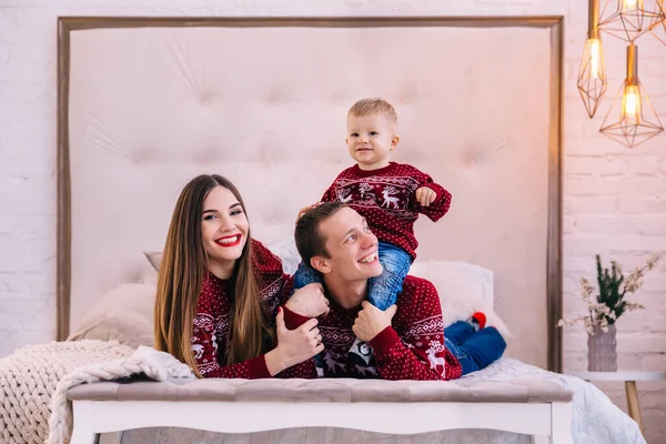 Familie Bed Plezier Hebben Familie Look Kersttijd — Stockfoto