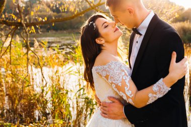 Genç bir çift gün batımında birlikte tarlada