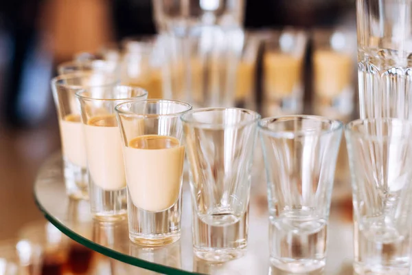 Bicchieri Con Bevande Alcoliche Uno Stand Trasparente Festa Nozze — Foto Stock